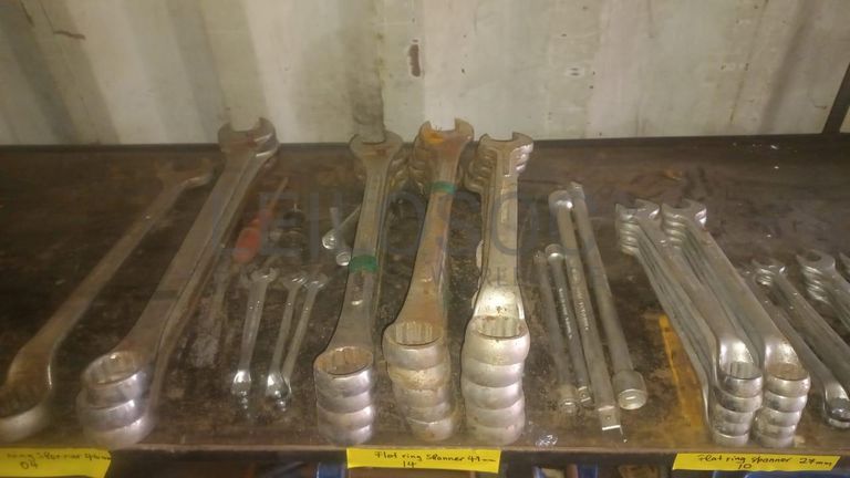 Diversos + Diversos + Diversos + Diversos + Diversos + Diversos + Diversos + Welding Machine + Welding Machine + Welding Machine + Ridgid Machine + Motores + Cut off machine + Caixas de Ferramenta + Varões + Diversos + Frolas + Cintos de Segurança + Diversos + Contentor de 40P ·