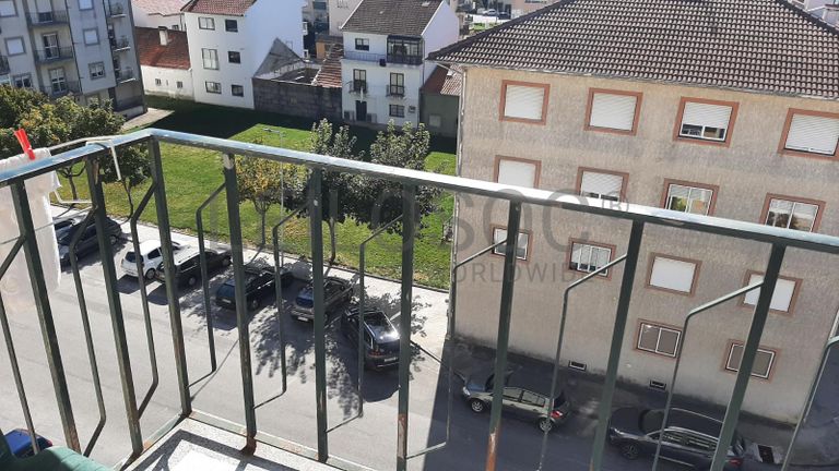 Apartamento T3 c/ Lugar de Garagem e Arrumos · Guarda