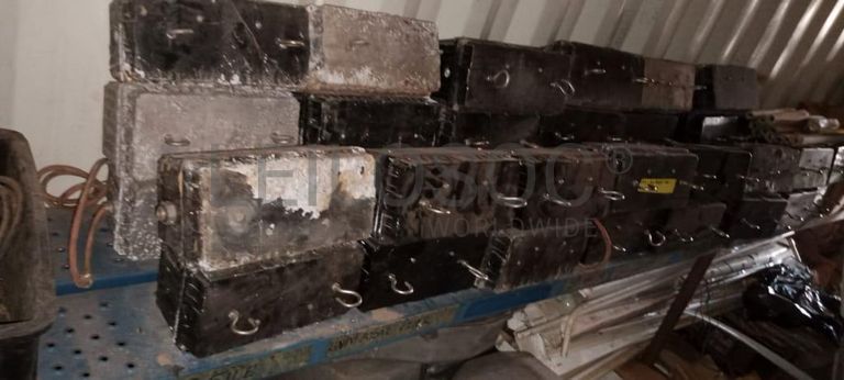 Material Informático + Material Informático + Material Informático + Diversos + Mobiliário de escritório + Diversos + Diversos + Olofotes + Diversos + Diversos + Contentor de 40P ·