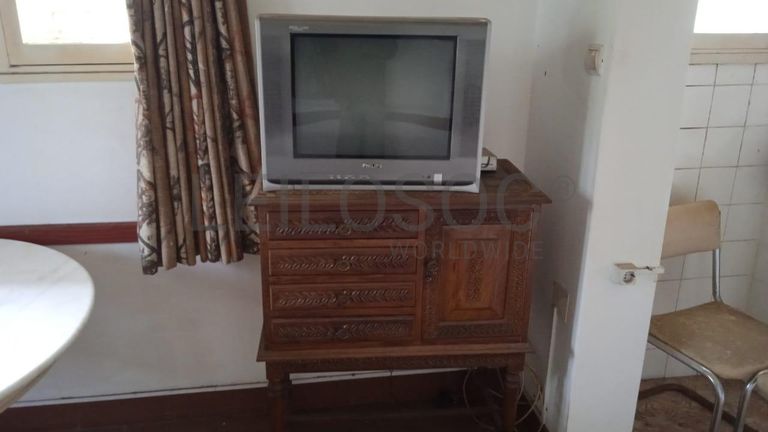 Mobília de lar  e  TV Philips ·