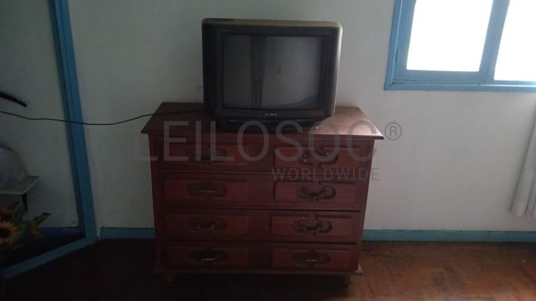 Mobília de lar  e  TV Sony ·