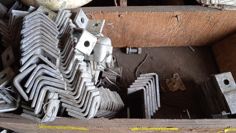 Diversos + Diversos + Caixas de Ferramentas + Diversos + Diversos + Diversos + Diversos + Diversos + Diversos + Diversos +  Lâmpadas de longo alcance. + Anilhas + Diversos + Heat Shrinks + Diversos + Discos de Corte + Motores + Porcas + Diversos + Braçadeiras + Diversos + Chapas 1,5m + Contentor de 40P ·