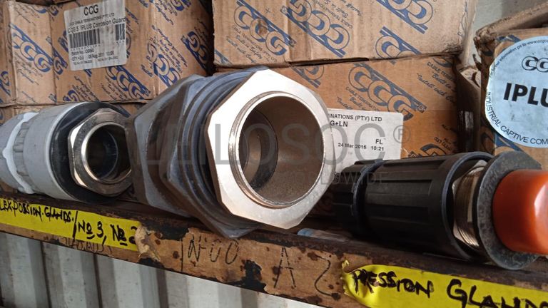 Diversos + Diversos + Caixas de Ferramentas + Diversos + Diversos + Diversos + Diversos + Diversos + Diversos + Diversos +  Lâmpadas de longo alcance. + Anilhas + Diversos + Heat Shrinks + Diversos + Discos de Corte + Motores + Porcas + Diversos + Braçadeiras + Diversos + Chapas 1,5m + Contentor de 40P ·