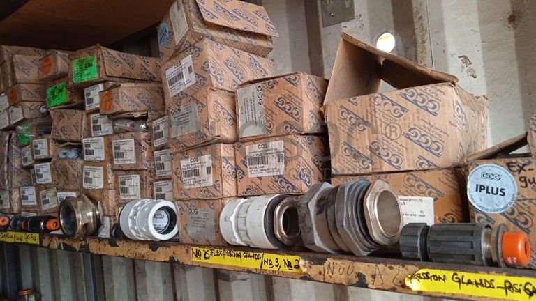 Diversos + Diversos + Caixas de Ferramentas + Diversos + Diversos + Diversos + Diversos + Diversos + Diversos + Diversos +  Lâmpadas de longo alcance. + Anilhas + Diversos + Heat Shrinks + Diversos + Discos de Corte + Motores + Porcas + Diversos + Braçadeiras + Diversos + Chapas 1,5m + Contentor de 40P ·