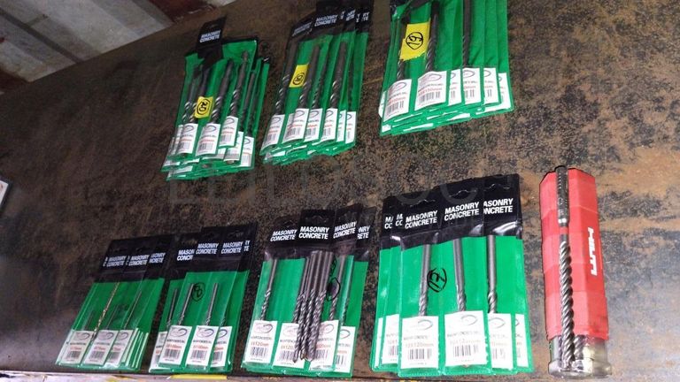 Diversos + Diversos + Grampos + Diversos + Diversos + Diversos + Electrodos + Diversos + Diversos + Diversos + Diversos + Diversos + Fitas + Diversos + Diversos + Máquinas Rebarbadora   + Diversos + Pregos 50×2.50mm + Diversos + Cintas + Cintas + Cintas + Cintas + Cintas + Mangueiras para maçarico  + Cintos de Segurança + Diversos + Diversos + Porcas + Porcas + Diversos + Pregos   + Parafusos + Material Hospitalar + Diversos + Cordas + Diversos + Material para Soldadura + Material para Instalacao electrica + Diversos + Spray Q20 + Braçadeiras + Rolos de rede   + Cerca de Segurança + Cabo flexível  + Abaraçadeiras + Materia para soldadura + Abraçadeiras + Diversos + Bombas de água   + Diversos + Compressor   + Contentor de 40P ·