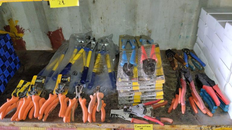 Diversos + Diversos + Grampos + Diversos + Diversos + Diversos + Electrodos + Diversos + Diversos + Diversos + Diversos + Diversos + Fitas + Diversos + Diversos + Máquinas Rebarbadora   + Diversos + Pregos 50×2.50mm + Diversos + Cintas + Cintas + Cintas + Cintas + Cintas + Mangueiras para maçarico  + Cintos de Segurança + Diversos + Diversos + Porcas + Porcas + Diversos + Pregos   + Parafusos + Material Hospitalar + Diversos + Cordas + Diversos + Material para Soldadura + Material para Instalacao electrica + Diversos + Spray Q20 + Braçadeiras + Rolos de rede   + Cerca de Segurança + Cabo flexível  + Abaraçadeiras + Materia para soldadura + Abraçadeiras + Diversos + Bombas de água   + Diversos + Compressor   + Contentor de 40P ·