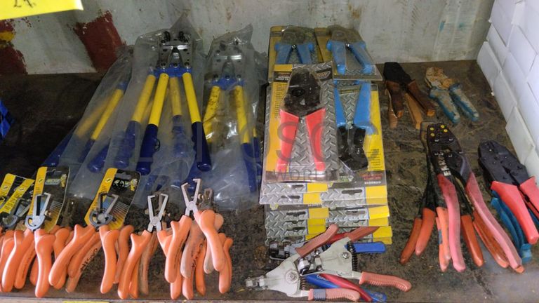 Diversos + Diversos + Grampos + Diversos + Diversos + Diversos + Electrodos + Diversos + Diversos + Diversos + Diversos + Diversos + Fitas + Diversos + Diversos + Máquinas Rebarbadora   + Diversos + Pregos 50×2.50mm + Diversos + Cintas + Cintas + Cintas + Cintas + Cintas + Mangueiras para maçarico  + Cintos de Segurança + Diversos + Diversos + Porcas + Porcas + Diversos + Pregos   + Parafusos + Material Hospitalar + Diversos + Cordas + Diversos + Material para Soldadura + Material para Instalacao electrica + Diversos + Spray Q20 + Braçadeiras + Rolos de rede   + Cerca de Segurança + Cabo flexível  + Abaraçadeiras + Materia para soldadura + Abraçadeiras + Diversos + Bombas de água   + Diversos + Compressor   + Contentor de 40P ·