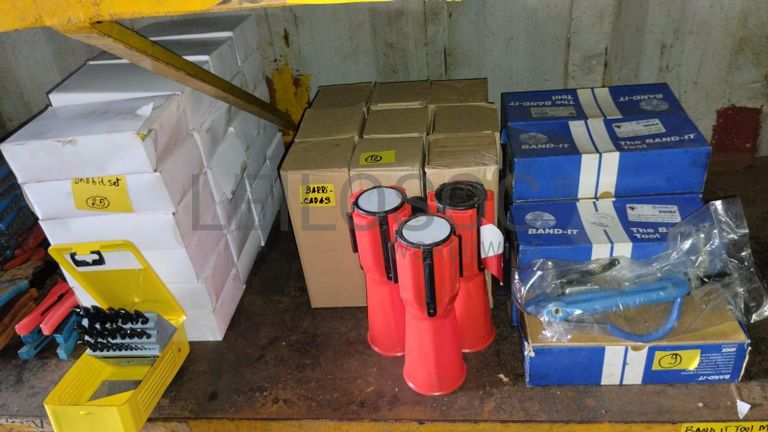 Diversos + Diversos + Grampos + Diversos + Diversos + Diversos + Electrodos + Diversos + Diversos + Diversos + Diversos + Diversos + Fitas + Diversos + Diversos + Máquinas Rebarbadora   + Diversos + Pregos 50×2.50mm + Diversos + Cintas + Cintas + Cintas + Cintas + Cintas + Mangueiras para maçarico  + Cintos de Segurança + Diversos + Diversos + Porcas + Porcas + Diversos + Pregos   + Parafusos + Material Hospitalar + Diversos + Cordas + Diversos + Material para Soldadura + Material para Instalacao electrica + Diversos + Spray Q20 + Braçadeiras + Rolos de rede   + Cerca de Segurança + Cabo flexível  + Abaraçadeiras + Materia para soldadura + Abraçadeiras + Diversos + Bombas de água   + Diversos + Compressor   + Contentor de 40P ·