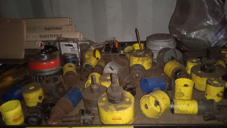 Diversos + Diversos + Caixas de Ferramentas + Diversos + Diversos + Diversos + Diversos + Diversos + Diversos + Diversos +  Lâmpadas de longo alcance. + Anilhas + Diversos + Heat Shrinks + Diversos + Discos de Corte + Motores + Porcas + Diversos + Braçadeiras + Diversos + Chapas 1,5m + Contentor de 40P ·