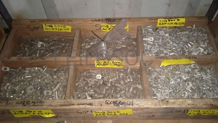 Diversos + Diversos + Caixas de Ferramentas + Diversos + Diversos + Diversos + Diversos + Diversos + Diversos + Diversos +  Lâmpadas de longo alcance. + Anilhas + Diversos + Heat Shrinks + Diversos + Discos de Corte + Motores + Porcas + Diversos + Braçadeiras + Diversos + Chapas 1,5m + Contentor de 40P ·