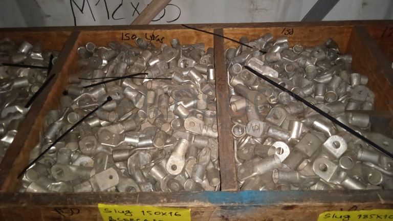 Diversos + Diversos + Caixas de Ferramentas + Diversos + Diversos + Diversos + Diversos + Diversos + Diversos + Diversos +  Lâmpadas de longo alcance. + Anilhas + Diversos + Heat Shrinks + Diversos + Discos de Corte + Motores + Porcas + Diversos + Braçadeiras + Diversos + Chapas 1,5m + Contentor de 40P ·