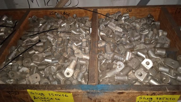 Diversos + Diversos + Caixas de Ferramentas + Diversos + Diversos + Diversos + Diversos + Diversos + Diversos + Diversos +  Lâmpadas de longo alcance. + Anilhas + Diversos + Heat Shrinks + Diversos + Discos de Corte + Motores + Porcas + Diversos + Braçadeiras + Diversos + Chapas 1,5m + Contentor de 40P ·