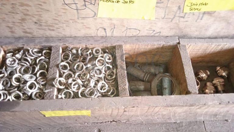 Diversos + Diversos + Caixas de Ferramentas + Diversos + Diversos + Diversos + Diversos + Diversos + Diversos + Diversos +  Lâmpadas de longo alcance. + Anilhas + Diversos + Heat Shrinks + Diversos + Discos de Corte + Motores + Porcas + Diversos + Braçadeiras + Diversos + Chapas 1,5m + Contentor de 40P ·