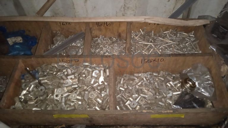 Diversos + Diversos + Caixas de Ferramentas + Diversos + Diversos + Diversos + Diversos + Diversos + Diversos + Diversos +  Lâmpadas de longo alcance. + Anilhas + Diversos + Heat Shrinks + Diversos + Discos de Corte + Motores + Porcas + Diversos + Braçadeiras + Diversos + Chapas 1,5m + Contentor de 40P ·