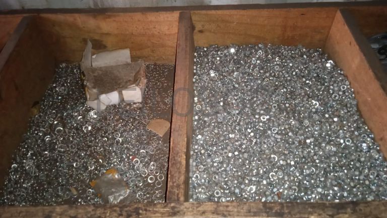 Diversos + Diversos + Caixas de Ferramentas + Diversos + Diversos + Diversos + Diversos + Diversos + Diversos + Diversos +  Lâmpadas de longo alcance. + Anilhas + Diversos + Heat Shrinks + Diversos + Discos de Corte + Motores + Porcas + Diversos + Braçadeiras + Diversos + Chapas 1,5m + Contentor de 40P ·