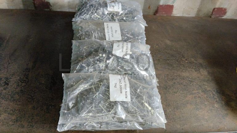 Diversos + Diversos + Grampos + Diversos + Diversos + Diversos + Electrodos + Diversos + Diversos + Diversos + Diversos + Diversos + Fitas + Diversos + Diversos + Máquinas Rebarbadora   + Diversos + Pregos 50×2.50mm + Diversos + Cintas + Cintas + Cintas + Cintas + Cintas + Mangueiras para maçarico  + Cintos de Segurança + Diversos + Diversos + Porcas + Porcas + Diversos + Pregos   + Parafusos + Material Hospitalar + Diversos + Cordas + Diversos + Material para Soldadura + Material para Instalacao electrica + Diversos + Spray Q20 + Braçadeiras + Rolos de rede   + Cerca de Segurança + Cabo flexível  + Abaraçadeiras + Materia para soldadura + Abraçadeiras + Diversos + Bombas de água   + Diversos + Compressor   + Contentor de 40P ·