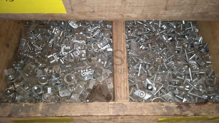 Diversos + Diversos + Caixas de Ferramentas + Diversos + Diversos + Diversos + Diversos + Diversos + Diversos + Diversos +  Lâmpadas de longo alcance. + Anilhas + Diversos + Heat Shrinks + Diversos + Discos de Corte + Motores + Porcas + Diversos + Braçadeiras + Diversos + Chapas 1,5m + Contentor de 40P ·