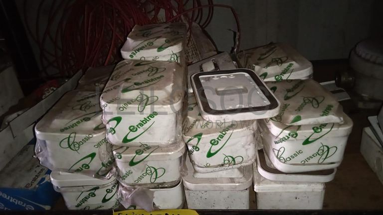 Diversos + Diversos + Caixas de Ferramentas + Diversos + Diversos + Diversos + Diversos + Diversos + Diversos + Diversos +  Lâmpadas de longo alcance. + Anilhas + Diversos + Heat Shrinks + Diversos + Discos de Corte + Motores + Porcas + Diversos + Braçadeiras + Diversos + Chapas 1,5m + Contentor de 40P ·