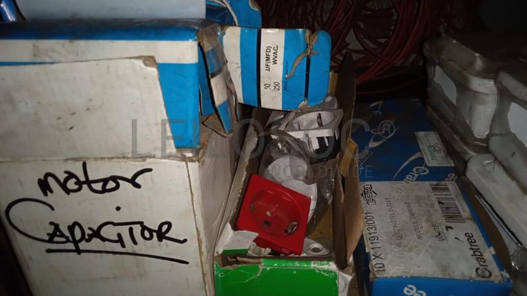 Diversos + Diversos + Caixas de Ferramentas + Diversos + Diversos + Diversos + Diversos + Diversos + Diversos + Diversos +  Lâmpadas de longo alcance. + Anilhas + Diversos + Heat Shrinks + Diversos + Discos de Corte + Motores + Porcas + Diversos + Braçadeiras + Diversos + Chapas 1,5m + Contentor de 40P ·