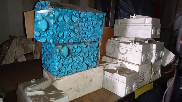 Diversos + Diversos + Caixas de Ferramentas + Diversos + Diversos + Diversos + Diversos + Diversos + Diversos + Diversos +  Lâmpadas de longo alcance. + Anilhas + Diversos + Heat Shrinks + Diversos + Discos de Corte + Motores + Porcas + Diversos + Braçadeiras + Diversos + Chapas 1,5m + Contentor de 40P ·