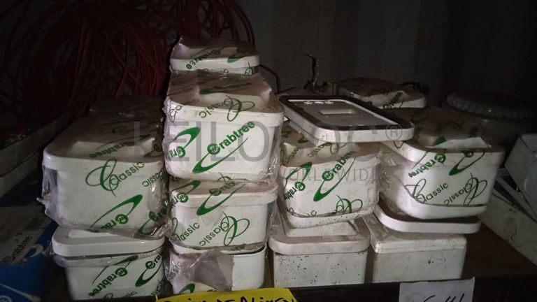 Diversos + Diversos + Caixas de Ferramentas + Diversos + Diversos + Diversos + Diversos + Diversos + Diversos + Diversos +  Lâmpadas de longo alcance. + Anilhas + Diversos + Heat Shrinks + Diversos + Discos de Corte + Motores + Porcas + Diversos + Braçadeiras + Diversos + Chapas 1,5m + Contentor de 40P ·