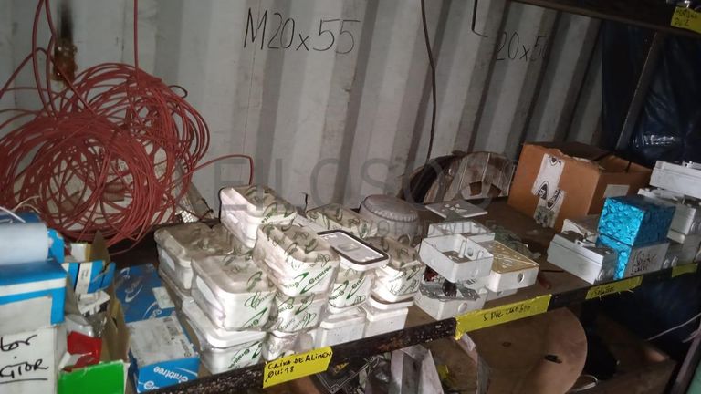 Diversos + Diversos + Caixas de Ferramentas + Diversos + Diversos + Diversos + Diversos + Diversos + Diversos + Diversos +  Lâmpadas de longo alcance. + Anilhas + Diversos + Heat Shrinks + Diversos + Discos de Corte + Motores + Porcas + Diversos + Braçadeiras + Diversos + Chapas 1,5m + Contentor de 40P ·