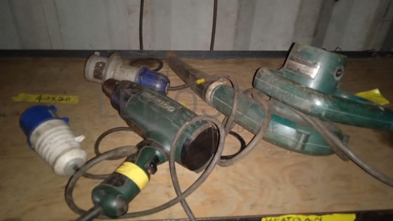 Diversos + Diversos + Caixas de Ferramentas + Diversos + Diversos + Diversos + Diversos + Diversos + Diversos + Diversos +  Lâmpadas de longo alcance. + Anilhas + Diversos + Heat Shrinks + Diversos + Discos de Corte + Motores + Porcas + Diversos + Braçadeiras + Diversos + Chapas 1,5m + Contentor de 40P ·