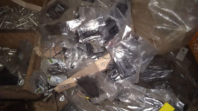 Diversos + Diversos + Caixas de Ferramentas + Diversos + Diversos + Diversos + Diversos + Diversos + Diversos + Diversos +  Lâmpadas de longo alcance. + Anilhas + Diversos + Heat Shrinks + Diversos + Discos de Corte + Motores + Porcas + Diversos + Braçadeiras + Diversos + Chapas 1,5m + Contentor de 40P ·