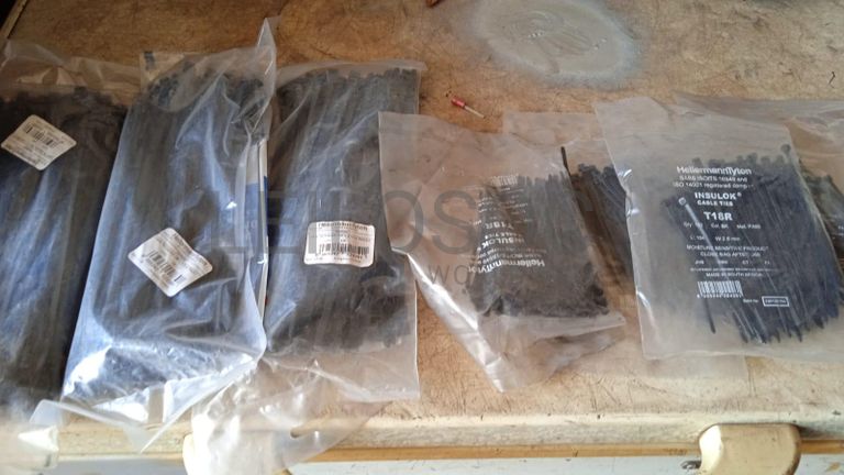 Diversos + Diversos + Caixas de Ferramentas + Diversos + Diversos + Diversos + Diversos + Diversos + Diversos + Diversos +  Lâmpadas de longo alcance. + Anilhas + Diversos + Heat Shrinks + Diversos + Discos de Corte + Motores + Porcas + Diversos + Braçadeiras + Diversos + Chapas 1,5m + Contentor de 40P ·