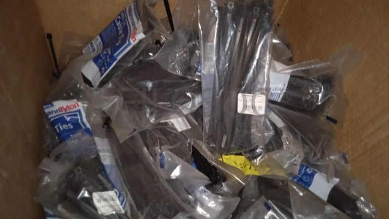 Diversos + Diversos + Caixas de Ferramentas + Diversos + Diversos + Diversos + Diversos + Diversos + Diversos + Diversos +  Lâmpadas de longo alcance. + Anilhas + Diversos + Heat Shrinks + Diversos + Discos de Corte + Motores + Porcas + Diversos + Braçadeiras + Diversos + Chapas 1,5m + Contentor de 40P ·