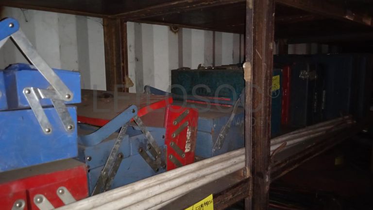 Diversos + Rebarbadeiras   + Diversos + Diversos + Rebarbadeiras + Furadeira + Diversos + Braçadeiras + Torque Wreck + Radiadores + Diversos + Diversos + Diversos + Diversos + Diversos + Diversos + Diversos + Diversos + Contentor de 40P ·