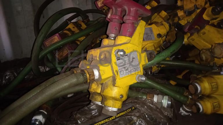 Diversos + Rebarbadeiras   + Diversos + Diversos + Rebarbadeiras + Furadeira + Diversos + Braçadeiras + Torque Wreck + Radiadores + Diversos + Diversos + Diversos + Diversos + Diversos + Diversos + Diversos + Diversos + Contentor de 40P ·