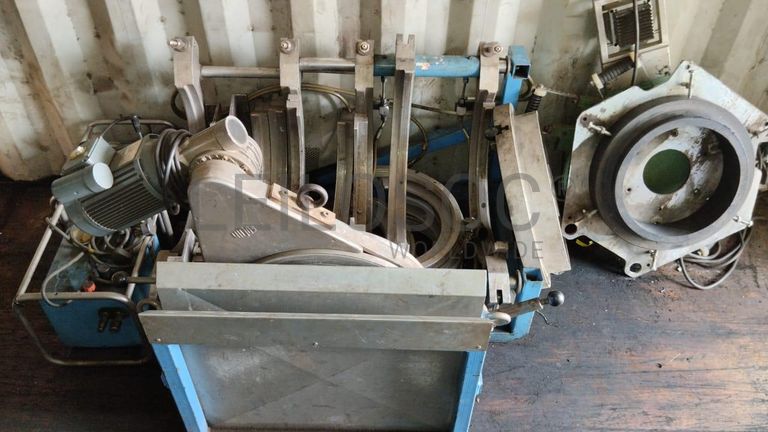 Máquina de soldar tubos pVC + Máquina de soldar tubos PVC   + Compressor de Ar   + Bombas de água  + Macaco hidráulico + Rolos de Arrame   + Aventais de couro  + Diversos + Diversos + Cabos Hidráulicos + Diversos + Diversos + Mobiliário + Diversos + Diversos + Contentor de 40P ·