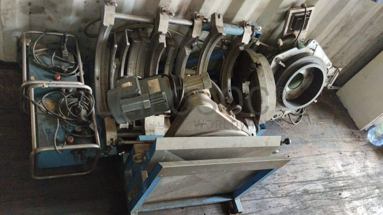 Máquina de soldar tubos pVC + Máquina de soldar tubos PVC   + Compressor de Ar   + Bombas de água  + Macaco hidráulico + Rolos de Arrame   + Aventais de couro  + Diversos + Diversos + Cabos Hidráulicos + Diversos + Diversos + Mobiliário + Diversos + Diversos + Contentor de 40P ·