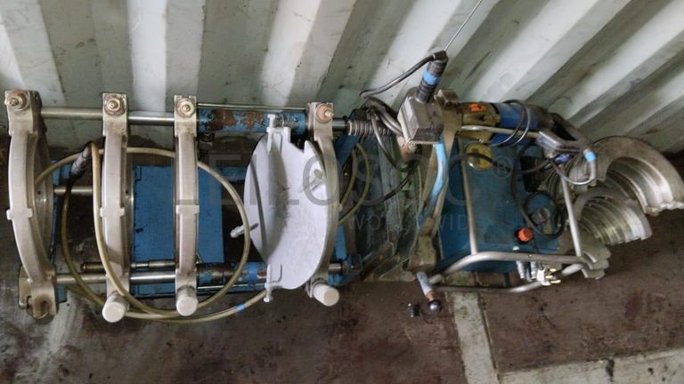 Máquina de soldar tubos pVC + Máquina de soldar tubos PVC   + Compressor de Ar   + Bombas de água  + Macaco hidráulico + Rolos de Arrame   + Aventais de couro  + Diversos + Diversos + Cabos Hidráulicos + Diversos + Diversos + Mobiliário + Diversos + Diversos + Contentor de 40P ·