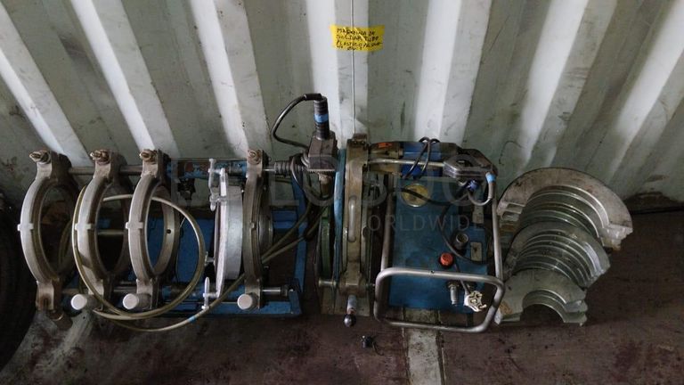 Máquina de soldar tubos pVC + Máquina de soldar tubos PVC   + Compressor de Ar   + Bombas de água  + Macaco hidráulico + Rolos de Arrame   + Aventais de couro  + Diversos + Diversos + Cabos Hidráulicos + Diversos + Diversos + Mobiliário + Diversos + Diversos + Contentor de 40P ·