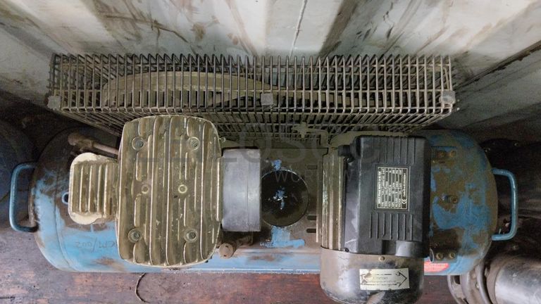 Máquina de soldar tubos pVC + Máquina de soldar tubos PVC   + Compressor de Ar   + Bombas de água  + Macaco hidráulico + Rolos de Arrame   + Aventais de couro  + Diversos + Diversos + Cabos Hidráulicos + Diversos + Diversos + Mobiliário + Diversos + Diversos + Contentor de 40P ·