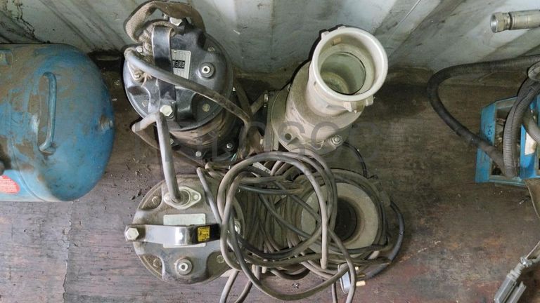 Máquina de soldar tubos pVC + Máquina de soldar tubos PVC   + Compressor de Ar   + Bombas de água  + Macaco hidráulico + Rolos de Arrame   + Aventais de couro  + Diversos + Diversos + Cabos Hidráulicos + Diversos + Diversos + Mobiliário + Diversos + Diversos + Contentor de 40P ·