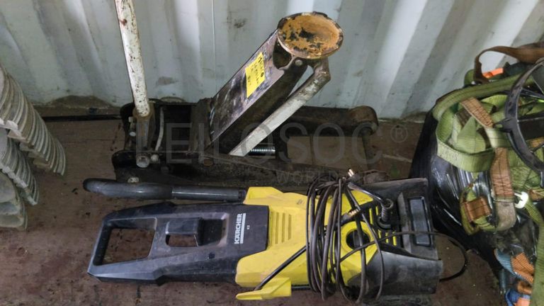 Máquina de soldar tubos pVC + Máquina de soldar tubos PVC   + Compressor de Ar   + Bombas de água  + Macaco hidráulico + Rolos de Arrame   + Aventais de couro  + Diversos + Diversos + Cabos Hidráulicos + Diversos + Diversos + Mobiliário + Diversos + Diversos + Contentor de 40P ·