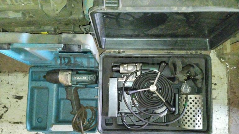 Máquina de soldar tubos pVC + Máquina de soldar tubos PVC   + Compressor de Ar   + Bombas de água  + Macaco hidráulico + Rolos de Arrame   + Aventais de couro  + Diversos + Diversos + Cabos Hidráulicos + Diversos + Diversos + Mobiliário + Diversos + Diversos + Contentor de 40P ·