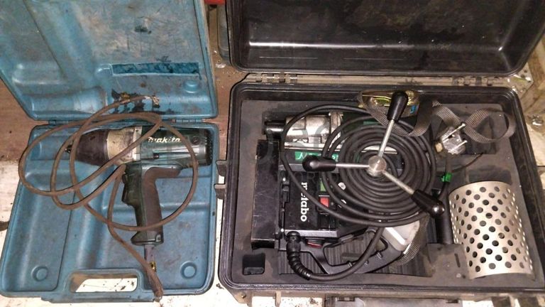 Máquina de soldar tubos pVC + Máquina de soldar tubos PVC   + Compressor de Ar   + Bombas de água  + Macaco hidráulico + Rolos de Arrame   + Aventais de couro  + Diversos + Diversos + Cabos Hidráulicos + Diversos + Diversos + Mobiliário + Diversos + Diversos + Contentor de 40P ·