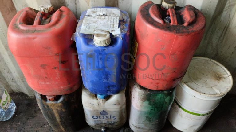 Máquina de soldar tubos pVC + Máquina de soldar tubos PVC   + Compressor de Ar   + Bombas de água  + Macaco hidráulico + Rolos de Arrame   + Aventais de couro  + Diversos + Diversos + Cabos Hidráulicos + Diversos + Diversos + Mobiliário + Diversos + Diversos + Contentor de 40P ·