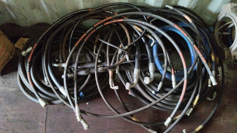 Máquina de soldar tubos pVC + Máquina de soldar tubos PVC   + Compressor de Ar   + Bombas de água  + Macaco hidráulico + Rolos de Arrame   + Aventais de couro  + Diversos + Diversos + Cabos Hidráulicos + Diversos + Diversos + Mobiliário + Diversos + Diversos + Contentor de 40P ·