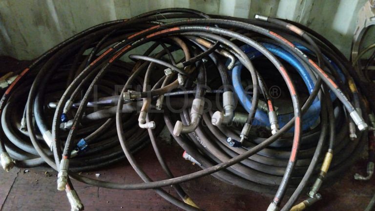 Máquina de soldar tubos pVC + Máquina de soldar tubos PVC   + Compressor de Ar   + Bombas de água  + Macaco hidráulico + Rolos de Arrame   + Aventais de couro  + Diversos + Diversos + Cabos Hidráulicos + Diversos + Diversos + Mobiliário + Diversos + Diversos + Contentor de 40P ·