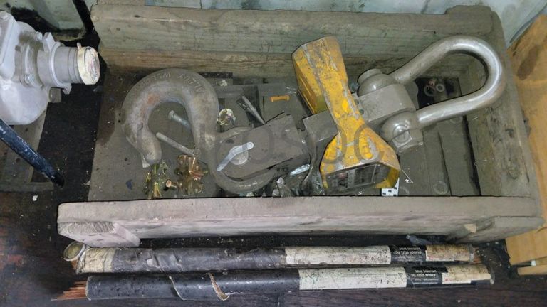 Máquina de soldar tubos pVC + Máquina de soldar tubos PVC   + Compressor de Ar   + Bombas de água  + Macaco hidráulico + Rolos de Arrame   + Aventais de couro  + Diversos + Diversos + Cabos Hidráulicos + Diversos + Diversos + Mobiliário + Diversos + Diversos + Contentor de 40P ·