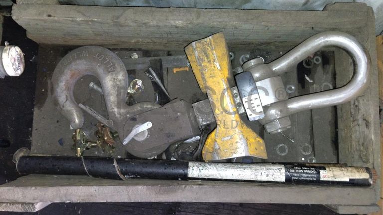 Máquina de soldar tubos pVC + Máquina de soldar tubos PVC   + Compressor de Ar   + Bombas de água  + Macaco hidráulico + Rolos de Arrame   + Aventais de couro  + Diversos + Diversos + Cabos Hidráulicos + Diversos + Diversos + Mobiliário + Diversos + Diversos + Contentor de 40P ·