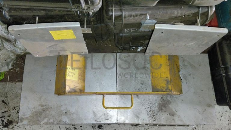 Máquina de soldar tubos pVC + Máquina de soldar tubos PVC   + Compressor de Ar   + Bombas de água  + Macaco hidráulico + Rolos de Arrame   + Aventais de couro  + Diversos + Diversos + Cabos Hidráulicos + Diversos + Diversos + Mobiliário + Diversos + Diversos + Contentor de 40P ·