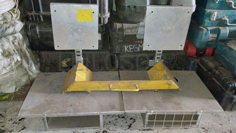 Máquina de soldar tubos pVC + Máquina de soldar tubos PVC   + Compressor de Ar   + Bombas de água  + Macaco hidráulico + Rolos de Arrame   + Aventais de couro  + Diversos + Diversos + Cabos Hidráulicos + Diversos + Diversos + Mobiliário + Diversos + Diversos + Contentor de 40P ·