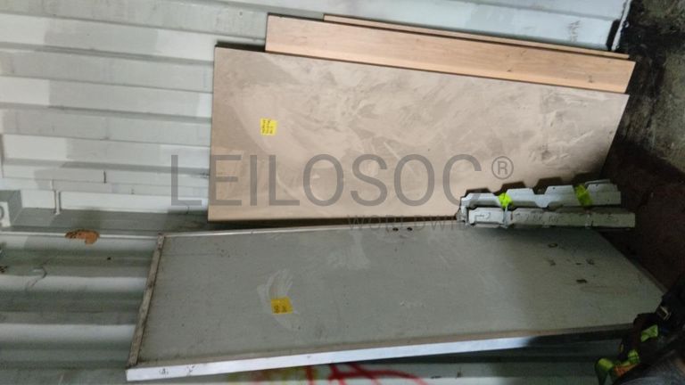 Máquina de soldar tubos pVC + Máquina de soldar tubos PVC   + Compressor de Ar   + Bombas de água  + Macaco hidráulico + Rolos de Arrame   + Aventais de couro  + Diversos + Diversos + Cabos Hidráulicos + Diversos + Diversos + Mobiliário + Diversos + Diversos + Contentor de 40P ·