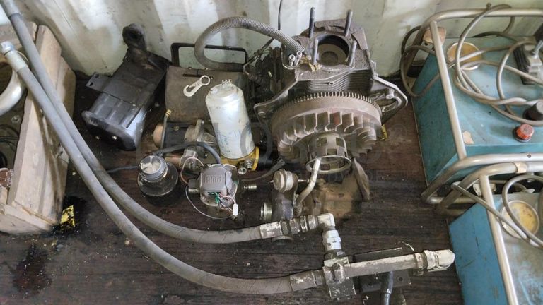 Máquina de soldar tubos pVC + Máquina de soldar tubos PVC   + Compressor de Ar   + Bombas de água  + Macaco hidráulico + Rolos de Arrame   + Aventais de couro  + Diversos + Diversos + Cabos Hidráulicos + Diversos + Diversos + Mobiliário + Diversos + Diversos + Contentor de 40P ·